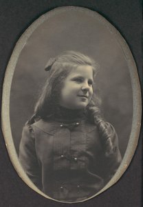[Flicka med ringar, halvlängd], 1890-tal.