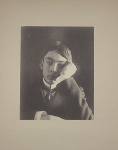 Pojke i kostym med handen mot ansiktet, ca 1896