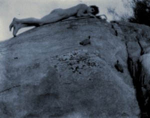 Naken ung man på klippor med sköldpadda och herdestav, ca 1906 (cyanotyp)