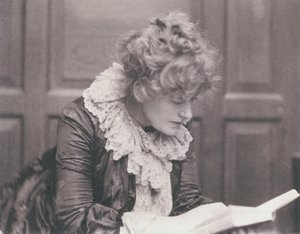 Porträttfotografi av Ellen Terry (1847-1928) som läser, av Frederick Hollyer (1837-1933) (sepiafoto)