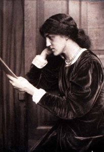 Porträttfotografi av May Morris (1862-1938), dotter till Jane Morris av Frederick Hollyer (1837-1933)