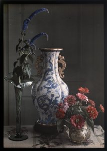 Stilleben med utsmyckad kinesisk vas av Frederick S. Dellenbaugh