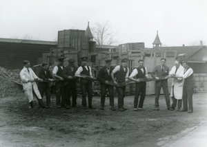 En 20 fot lång Python som bärs av elva medlemmar av Zoological Societys personal, London Zoo, 1924 av Frederick William Bond