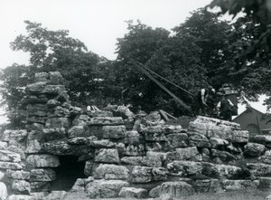 Byggnad av ElandAntelope Paddock på London Zoo, juni 1924 av Frederick William Bond
