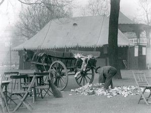 Rensa upp efter en helgdag på London Zoo 1924 (s/v foto) av Frederick William Bond