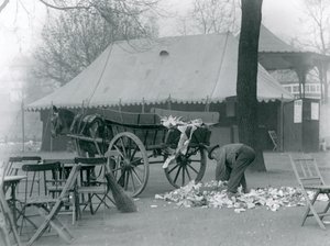 Rensa upp efter en helgdag på London Zoo 1924 av Frederick William Bond