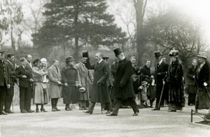 Kung George V, som lyfter på hatten för folkmassorna längst fram i sitt följe, under ett besök på London Zoo för att officiellt öppna akvariet, april 1924 av Frederick William Bond