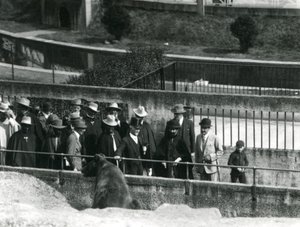 Sir Peter Chalmers Mitchell, med den etiopiske regenten Haile Selassie och hans följe, tittar på en brunbjörn på Mappin Terraces, London Zoo, 1924 av Frederick William Bond