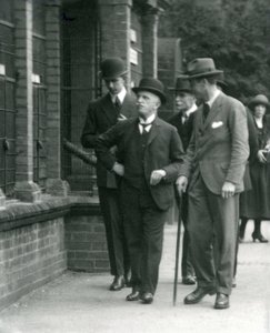 Kungen av Italien, Victor Emmanuel III, besökte London Zoo 1924 av Frederick William Bond