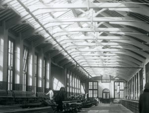 Lejonhuset med fem män som arbetar med underhållet, London Zoo, 1926 av Frederick William Bond