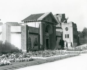 Reptilhuset på London Zoo 1928 med formella rabatter längs stigarna till entrén (s/v foto) av Frederick William Bond