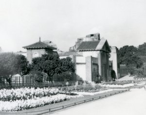 Reptilhuset på London Zoo 1928 med formella rabatter längs stigarna till entrén, London Zoo av Frederick William Bond