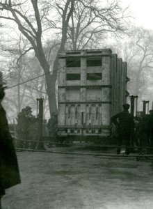 Transporterar kvinnlig asiatisk elefant Lukhi, i en trälåda, London Zoo, 1923 av Frederick William Bond