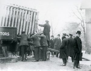 Lossning av den nyligen anlända indiska noshörningen, London Zoo, 1924 av Frederick William Bond