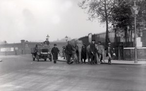 Att gå ett par elefanter från hamnen 1923 till ZSL London Zoo, sista gången detta gjordes av Frederick William Bond