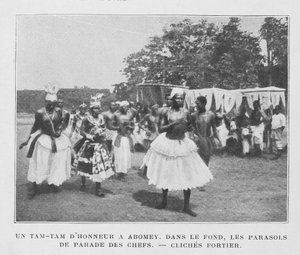 En Tam-Tam till ära i Abomey med parasoll av hövdingarna i bakgrunden av French Photographer