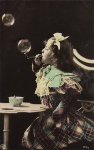 En liten flicka som blåser bubblor från ett rör (tonat foto) av French Photographer