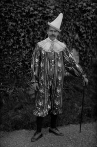 En man poserar i en clowndräkt, på Abbey of Septfontaines, nära Bourmont en Haute Marne. Fotografering sent 1800-tal. Ducos samling. av French Photographer