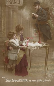 En mor och ett barn förbereder ett brev till sin soldatfar (tonad bild) av French Photographer