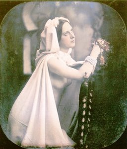 En kvinna som knäböjer på en stol och ber, 1850 (handfärgad stereoskopisk daguerreotypi)