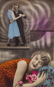 En ung kvinna dagdrömmer om att dansa med en man (tonad bild) av French Photographer