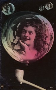 En ung kvinnas ansikte dyker upp i bubblorna som blåses från ett lerrör (tonat fotocollage) av French Photographer