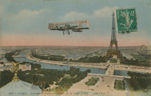 Flygplan som cirkulerar runt Eiffeltornet i Paris, Frankrike. Vykort skickat 1913. av French Photographer