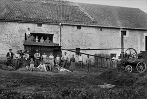 Jordbruksarbetare och press band knöt stövlar på en gård nära Bourmont i Haute-Marne (Haute Marne), omkring 1890. Fotografi. Ducos samling. av French Photographer