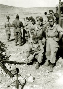 Algeriets krig: unga franska soldater i Jebel cirka 1960 av French Photographer