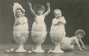Bebisar som kläcks från ägg i äggkoppar (s/v foto) av French Photographer