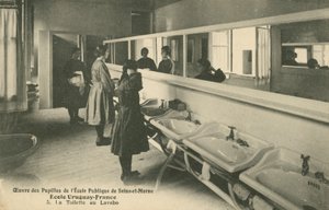 Badrum i den allmänna skolan i Seine-et-Marne (s/v foto) av French Photographer