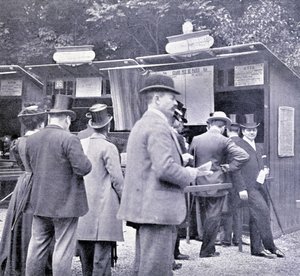 Betting inför hästkapplöpningen (1800-talet). av French Photographer