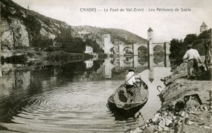 Cahors i början av 1900-talet: sandfiskare och deras båt på Lot, bron över Val-entre (Valentre) av French Photographer