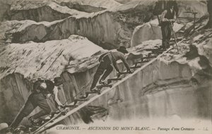 Chamonix - bestigningen av Mont Blanc. Klättrare som passerar en springa. Vykort skickat 1913. av French Photographer
