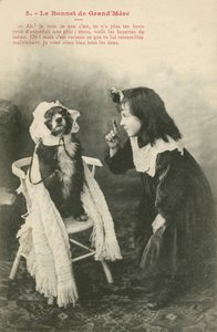 Barn som klär sin hund i en huva (s/v foto) av French Photographer