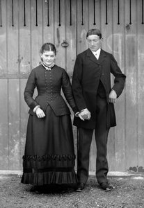 Par på söndag för att fira sin sons första nattvard, nära Bourmont i Haute-Marne (Haute Marne), omkring 1880. Ducos Collection. av French Photographer