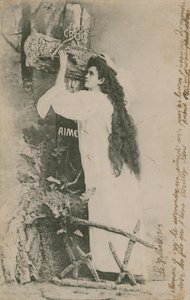Crois Espere Aime (Believe Hope Love). Vykort skickat 1913. Handstil på högerkant är ett personligt meddelande mellan familjemedlemmar. av French Photographer