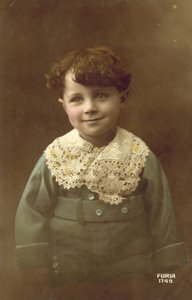 Söt pojke, med ett stort leende (färgfoto) av French Photographer