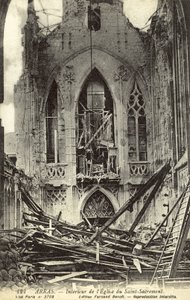 Skadad interiör av kyrkan Saint-Sacrement, Arras, Frankrike, första världskriget (s/v foto) av French Photographer
