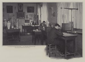 Utsmyckningsverkstad på Sevres porslinsfabrik, Frankrike (s/v foto) av French Photographer