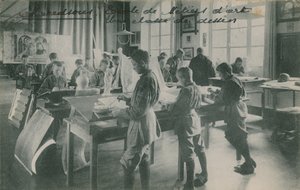 Teckningsklass i en konstskola, Frankrike. Vykort skickat 1913. av French Photographer
