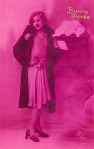 Elegant tjej på väg att lägga upp nyårshälsningskort av French Photographer
