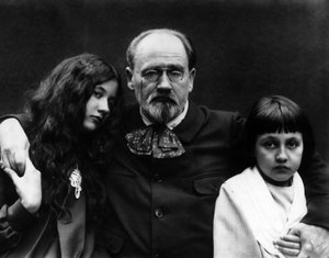 Emile Zola (1840-1902), författare och fransk journalist, i trädgården till Verneuil-sur-Seine (Yvelines) med sina barn Denise och Jacques. - Emile Zola (1840-1902), fransk författare och journalist, i hans hem av Verneuil-sur-Seine (Yvelines) och hans ch av French Photographer