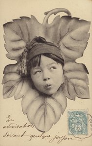 Ansikte av en liten pojke i mitten av ett löv (fotocollage) av French Photographer