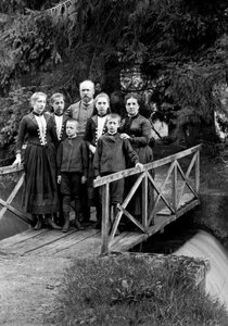 Familj av stadsbor, poserar i sin trädgård, nära Bourmont i Haute-Marne (Haute Marne), cirka 1880. Ducos Collection. av French Photographer