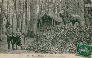 Far och son tittar på lejonskulptur i Saint Dizier. Vykort skickat 1913. Utgivet av Library of A Gauthier. av French Photographer