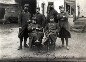 Första världskriget (1914-1918): telefonister och sekreterare för generalstaben för överste Debenedetti (?) gården Laroque nära Roye sur Matz (Roye-sur-Matz, Oise). mars 1915 av French Photographer