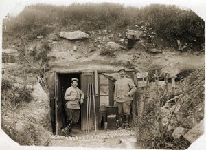 Första världskriget (1914-1918): ledningsposten för löjtnant De Benedetti, sekreteraren till vänster, bataljonschefen till höger. Mellan dem, säkringar signaler, periskop, torpeder. 05/1916 av French Photographer