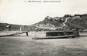 Fiskare tar bort sina nät nära stränderna i Sam Son (Sam-Son), Annam. Vykort från Vietnam, Indokina. Foto ca 1912-1914. av French Photographer