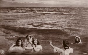 Fem klädda kvinnor i havet (fotocollage) av French Photographer